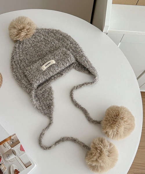 TONE SELECT GOODS(トーンセレクトグッズ)の「pur chouchou/耳当てつき ファーポンポン ニット帽 P4528(ニットキャップ/ビーニー・レディース・ブラック/ホワイト/ベージュ/グレイッシュベージュ・FREE)」の4枚目の写真