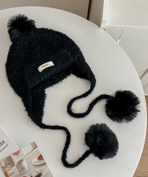 TONE SELECT GOODS(トーンセレクトグッズ)の「pur chouchou/耳当てつき ファーポンポン ニット帽 P4528(ニットキャップ/ビーニー・レディース・ブラック/ホワイト/ベージュ/グレイッシュベージュ・FREE)」の3枚目の写真