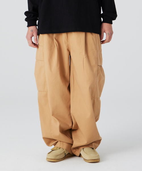 AOTT(アンアウトピット)の「ワンタック切り替えワイドカーゴパンツベージュ(その他パンツ・メンズ・その他・LARGE/MEDIUM/X-LARGE)」の1枚目の写真