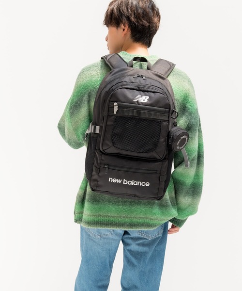 NEW BALANCE(ニューバランス)の「32L デイパック グラデーションロゴ(バックパック/リュック・メンズ・ブラック/ブラック×パープル・FREE)」の2枚目の写真