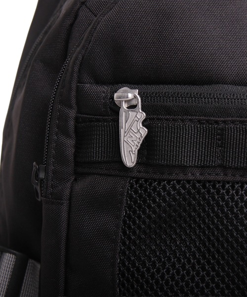 NEW BALANCE(ニューバランス)の「32L デイパック グラデーションロゴ(バックパック/リュック・メンズ・ブラック/ブラック×パープル・FREE)」の13枚目の写真
