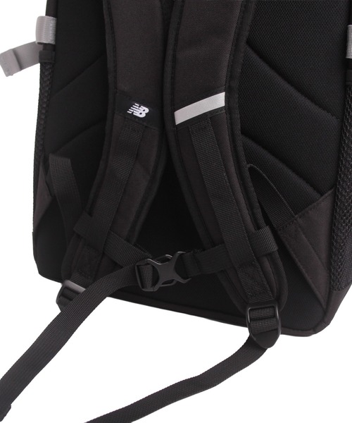 NEW BALANCE(ニューバランス)の「32L デイパック グラデーションロゴ(バックパック/リュック・メンズ・ブラック/ブラック×パープル・FREE)」の17枚目の写真