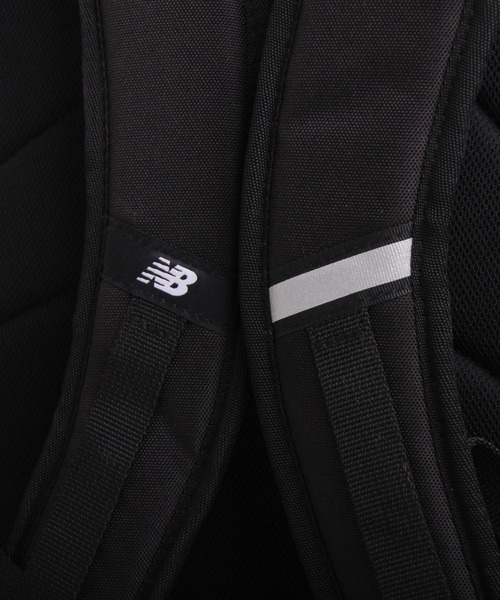 NEW BALANCE(ニューバランス)の「32L デイパック グラデーションロゴ(バックパック/リュック・メンズ・ブラック/ブラック×パープル・FREE)」の18枚目の写真