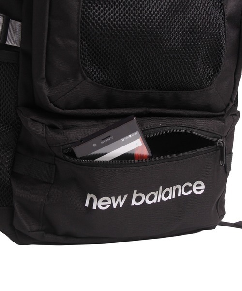 NEW BALANCE(ニューバランス)の「32L デイパック グラデーションロゴ(バックパック/リュック・メンズ・ブラック/ブラック×パープル・FREE)」の20枚目の写真