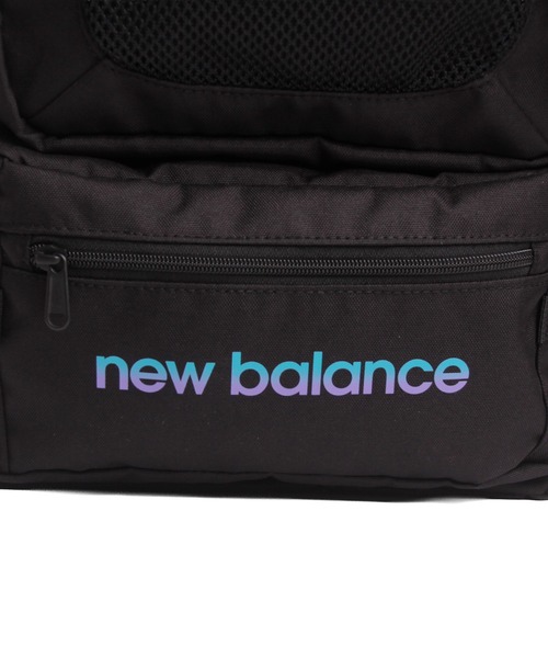 NEW BALANCE(ニューバランス)の「32L デイパック グラデーションロゴ(バックパック/リュック・メンズ・ブラック/ブラック×パープル・FREE)」の21枚目の写真