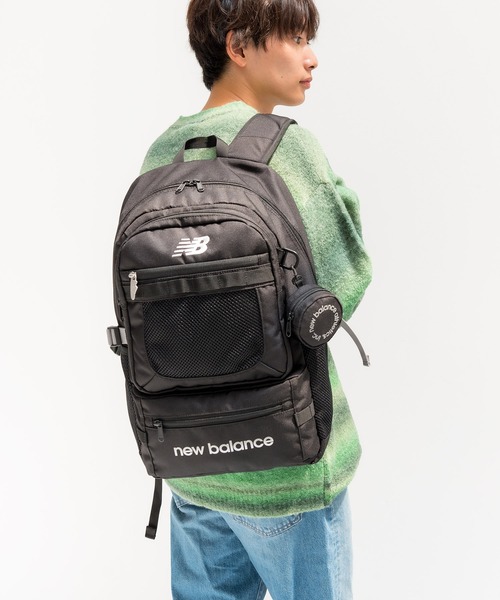 NEW BALANCE(ニューバランス)の「32L デイパック グラデーションロゴ(バックパック/リュック・メンズ・ブラック/ブラック×パープル・FREE)」の3枚目の写真