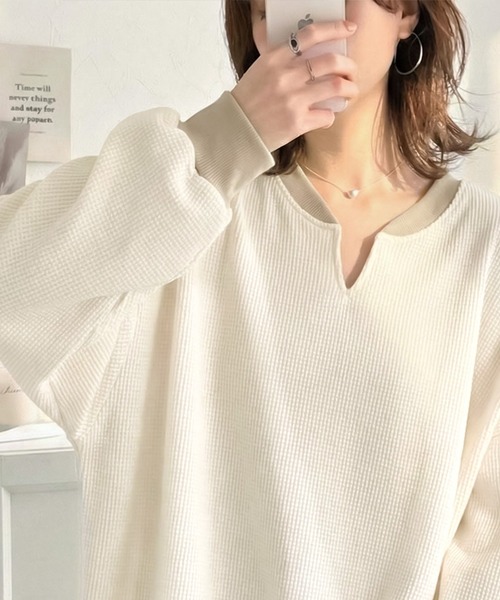 classicalelf（クラシカルエルフ）の「今っぽさは、色でつくる。オーバーサイズ配色ワッフルプルオーバー（Tシャツ/カットソー・レディース・チャコール/モカ/アイボリー/杢グレー・LARGE/MEDIUM/SMALL/X-LARGE）」の2枚目の写真
