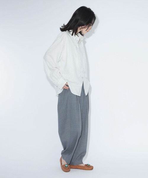 maturely（マチュアリー）の「maturely / チョーク ストライプ レース タイ ロングスリーブ（シャツ/ブラウス・レディース・ネイビー/オフホワイト・1/0）」の4枚目の写真