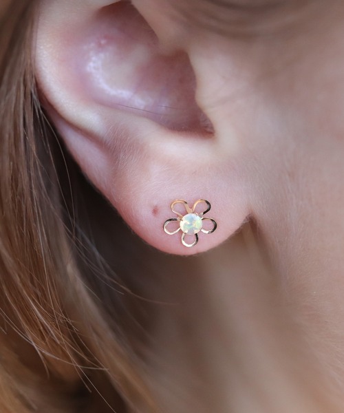 cui-cui（キュイキュイ）の「オパール フラワー ピアス | K10YG（ピアス（両耳用）・レディース・イエローゴールド・FREE）」の5枚目の写真
