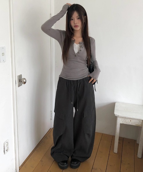 anyonemore（エニワンモア）の「ウール混ボタンスリム長袖ヘンリーネックTシャツ（Tシャツ/カットソー・レディース・カーキ/グレー/チャコール/ピンク・FREE）」の14枚目の写真