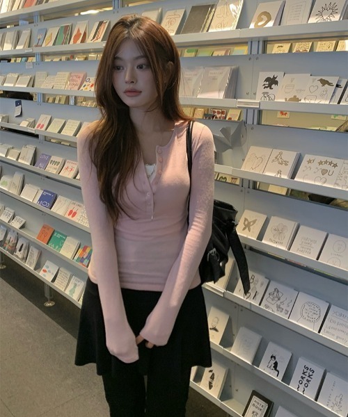 anyonemore（エニワンモア）の「ウール混ボタンスリム長袖ヘンリーネックTシャツ（Tシャツ/カットソー・レディース・カーキ/グレー/チャコール/ピンク・FREE）」の6枚目の写真