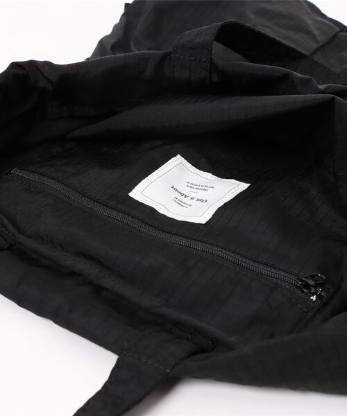 TITE IN THE STORE（ティテ　インザ　ストア）の「サコッシュ付きバックパック【Lightly/ライトリー】（バックパック/リュック・レディース・アイボリー/ブラック・FREE）」の6枚目の写真