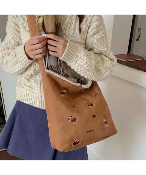 tone(トーン)の「【88eighty-eight】ふわふわもこもこ子犬刺繍リバーシブルショルダーバッグ【import】(MA)(ショルダーバッグ・レディース・ベージュ・FREE)」の1枚目の写真