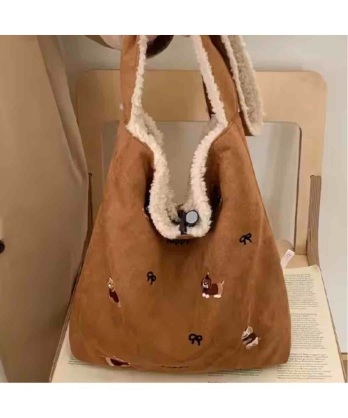 tone(トーン)の「【88eighty-eight】ふわふわもこもこ子犬刺繍リバーシブルショルダーバッグ【import】(MA)(ショルダーバッグ・レディース・ベージュ・FREE)」の4枚目の写真