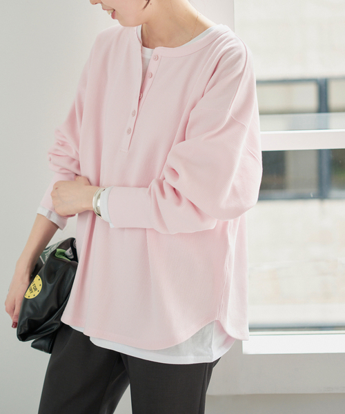 Spick & Span（スピックアンドスパン）の「《新色有り / 追加》2枚SETヘンリーネックプルオーバー（Tシャツ/カットソー・レディース・その他1/その他6/ピンク系その他/チャコールグレー・FREE）」の3枚目の写真