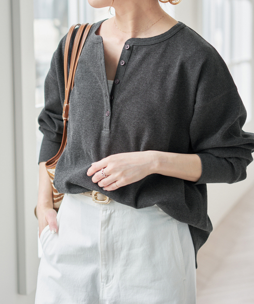 Spick & Span（スピックアンドスパン）の「《新色有り / 追加》2枚SETヘンリーネックプルオーバー（Tシャツ/カットソー・レディース・その他1/その他6/ピンク系その他/チャコールグレー・FREE）」の2枚目の写真