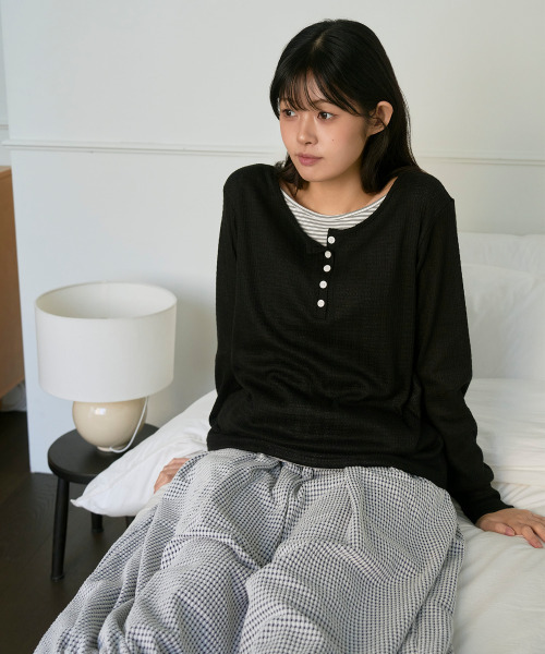 SAYUU(サユ)の「ソフトレイヤードヘンリーネックTシャツブラック(Tシャツ/カットソー・レディース・ブラック・FREE)」の3枚目の写真