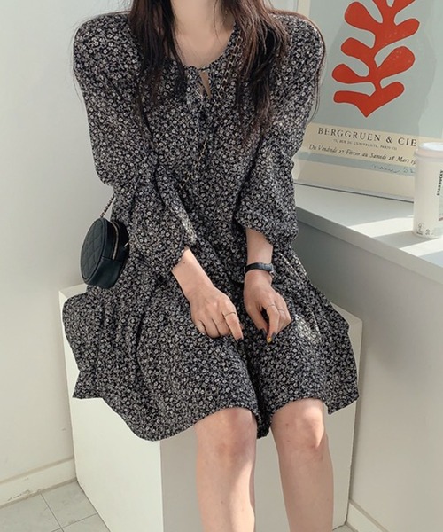 meJane(ミージェーン)の「モノトーン小花柄 ティアードミニワンピース(ワンピース・レディース・ホワイト/ブラック・FREE)」の11枚目の写真