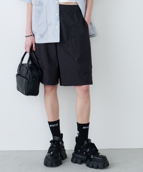 AIVER(アイバー)の「AIVER イリディセントガーデニングショートパンツ(その他パンツ・メンズ・カーキ系/ブラック・LARGE/MEDIUM/SMALL)」の2枚目の写真