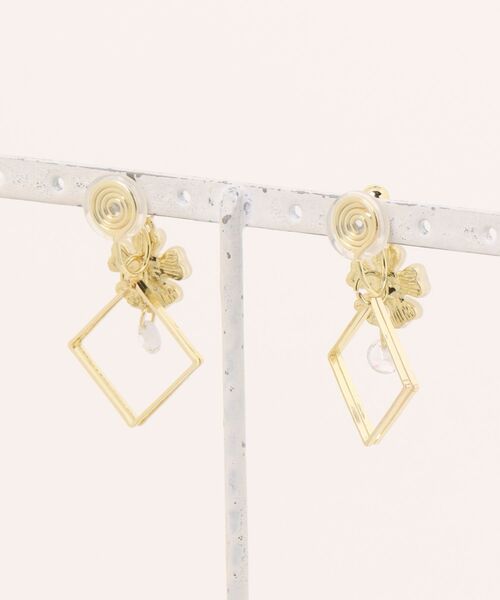 TONE SELECT GOODS（トーンセレクトグッズ）の「【float】シェル風 フラワー ゆらゆら スクエアフレーム イヤリング（イヤリング・レディース・ゴールド系2/ゴールド系1・FREE）」の6枚目の写真