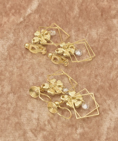 TONE SELECT GOODS（トーンセレクトグッズ）の「【float】シェル風 フラワー ゆらゆら スクエアフレーム イヤリング（イヤリング・レディース・ゴールド系2/ゴールド系1・FREE）」の5枚目の写真