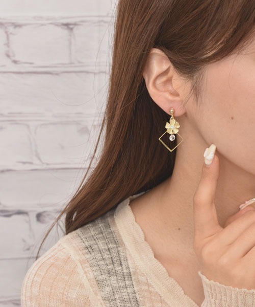 TONE SELECT GOODS（トーンセレクトグッズ）の「【float】シェル風 フラワー ゆらゆら スクエアフレーム イヤリング（イヤリング・レディース・ゴールド系2/ゴールド系1・FREE）」の3枚目の写真