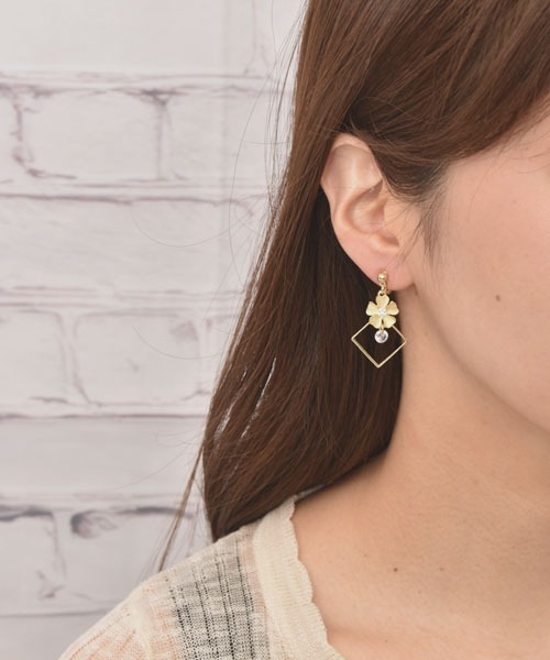 TONE SELECT GOODS（トーンセレクトグッズ）の「【float】シェル風 フラワー ゆらゆら スクエアフレーム イヤリング（イヤリング・レディース・ゴールド系2/ゴールド系1・FREE）」の4枚目の写真
