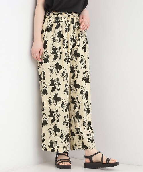 SHOO・LA・RUE(シューラルー)の「【選べる4柄/洗濯機可】さらっとしなやか サテンワイドパンツ(その他パンツ・レディース・チャコールグレー/アイボリー系6/キャメル/イエロー系その他7・04/03/02/01)」の2枚目の写真