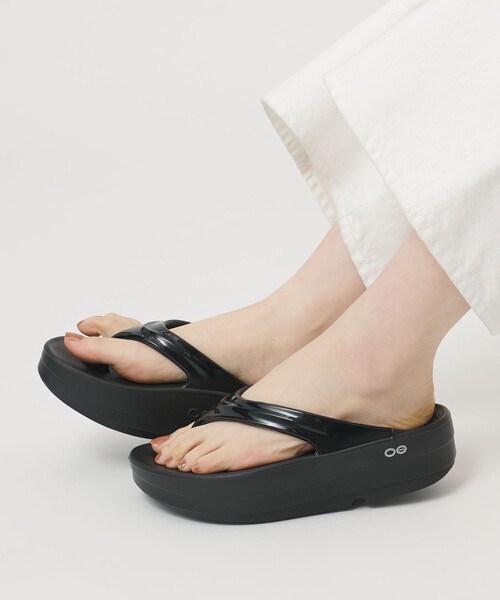 OOFOS(ウーフォス)の「<OOFOS> OOmega(サンダル・レディース・ブラック/ライトピンク・25cm/23cm/24cm/22cm)」の3枚目の写真