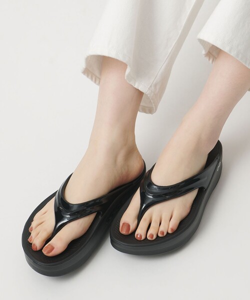 OOFOS(ウーフォス)の「<OOFOS> OOmega(サンダル・レディース・ブラック/ライトピンク・25cm/23cm/24cm/22cm)」の4枚目の写真