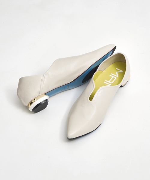 MANA(マナ)の「【MANA/マナ】pointed toe flat shoes/ポインテッドトゥフラットシューズ(パンプス・レディース・ブラック/ライトグレー・40/39/38/37)」の1枚目の写真