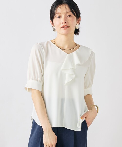 NOLLEY’S Sophi(ノーリーズソフィ)の「ウォッシャブルジョーゼットアシメラッフルブラウス(シャツ/ブラウス・レディース・オリーブ/サックスブルー/オフホワイト・38/36)」の2枚目の写真