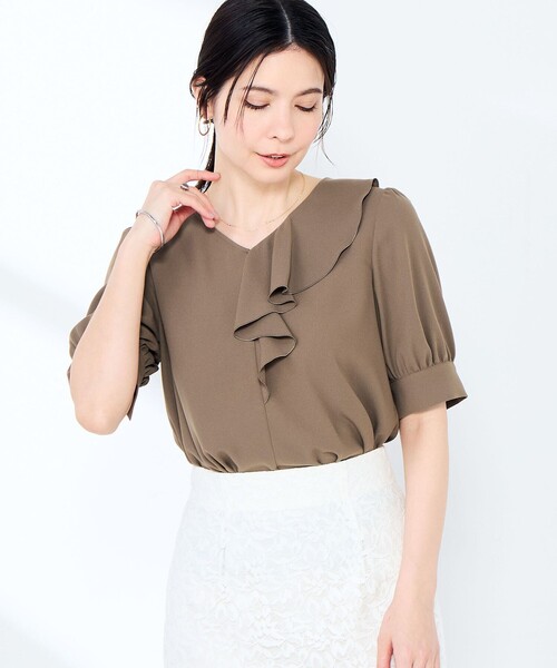 NOLLEY’S Sophi(ノーリーズソフィ)の「ウォッシャブルジョーゼットアシメラッフルブラウス(シャツ/ブラウス・レディース・オリーブ/サックスブルー/オフホワイト・38/36)」の9枚目の写真