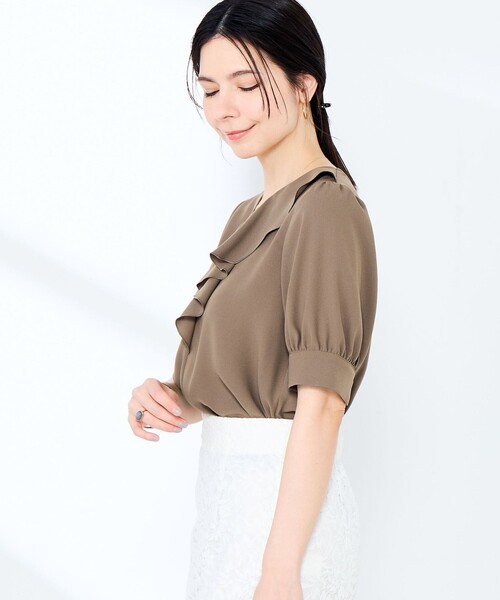NOLLEY’S Sophi(ノーリーズソフィ)の「ウォッシャブルジョーゼットアシメラッフルブラウス(シャツ/ブラウス・レディース・オリーブ/サックスブルー/オフホワイト・38/36)」の10枚目の写真