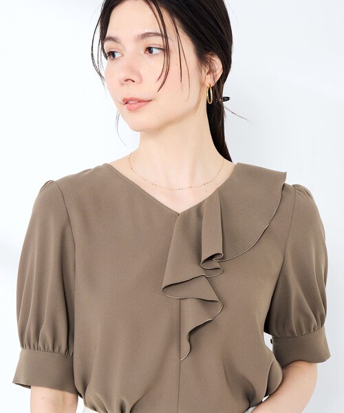 NOLLEY’S Sophi(ノーリーズソフィ)の「ウォッシャブルジョーゼットアシメラッフルブラウス(シャツ/ブラウス・レディース・オリーブ/サックスブルー/オフホワイト・38/36)」の13枚目の写真