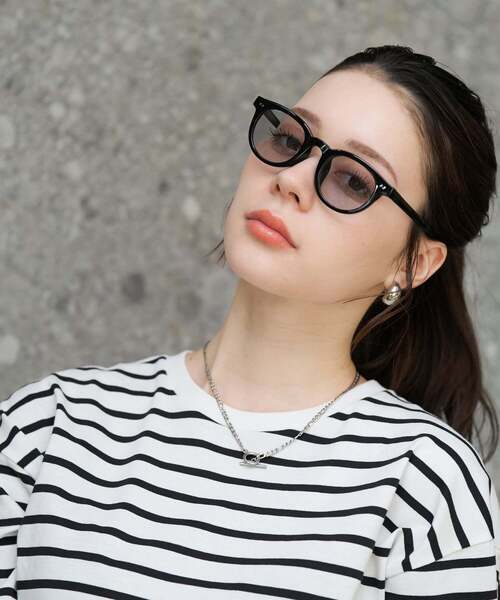 Zoff（ゾフ）の「【WEB限定】SUNCUTGlasses/UV100%CUT ウェリントン型 サングラスカラーレンズ 太縁フレーム おしゃれ 紫外線対策 UVカット 男女兼用 メンズ レディース 男性用 女性用 ユニセックス｜Zoff｜TREND SUNGLASSES（サングラス・レディース・ライトイエロー/ブラック系その他3/ブラック系その他/クリア/ブラウン系その他5/ブラック系その他2/ブラック/ライトグレー系・FREE）」の11枚目の写真