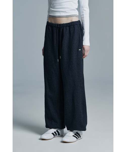 SYNERJYN（シナジン）の「INDIGO DENIM SWEATPANTS BLUE（スウェットパンツ・レディース・その他・ONE SIZE）」の2枚目の写真