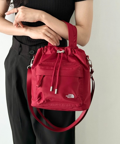 THE NORTH FACE(ザノースフェイス)の「THE NORTH FACE(ザ・ノースフェイス)/2WAY ショルダーバッグ ロゴプリント トラベルバケットバッグ/TRAVEL BUCKET BAG(ショルダーバッグ・レディース・レッド/ブラック/ライトグレー・FREE)」の3枚目の写真