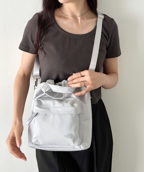 THE NORTH FACE(ザノースフェイス)の「THE NORTH FACE(ザ・ノースフェイス)/2WAY ショルダーバッグ ロゴプリント トラベルバケットバッグ/TRAVEL BUCKET BAG(ショルダーバッグ・レディース・レッド/ブラック/ライトグレー・FREE)」の2枚目の写真