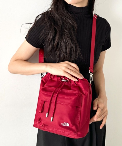 THE NORTH FACE(ザノースフェイス)の「THE NORTH FACE(ザ・ノースフェイス)/2WAY ショルダーバッグ ロゴプリント トラベルバケットバッグ/TRAVEL BUCKET BAG(ショルダーバッグ・レディース・レッド/ブラック/ライトグレー・FREE)」の17枚目の写真