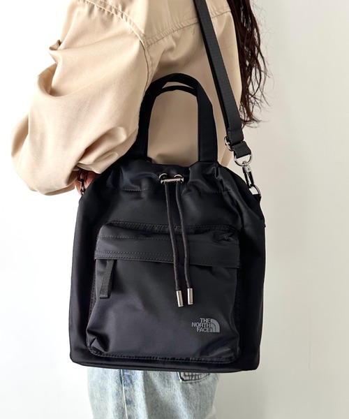 THE NORTH FACE(ザノースフェイス)の「THE NORTH FACE(ザ・ノースフェイス)/2WAY ショルダーバッグ ロゴプリント トラベルバケットバッグ/TRAVEL BUCKET BAG(ショルダーバッグ・レディース・レッド/ブラック/ライトグレー・FREE)」の5枚目の写真