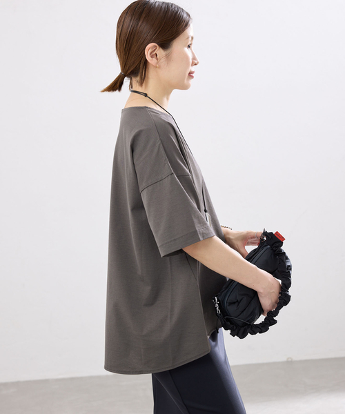 IENA(イエナ)の「《接触冷感》ボートネック オーバーサイズフォルムTシャツ(Tシャツ/カットソー・レディース・ホワイト/ブラック/チャコールグレー・FREE)」の21枚目の写真