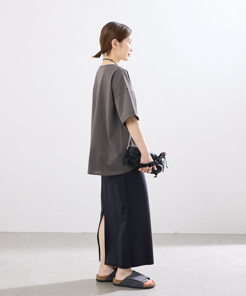 IENA(イエナ)の「《接触冷感》ボートネック オーバーサイズフォルムTシャツ(Tシャツ/カットソー・レディース・ホワイト/ブラック/チャコールグレー・FREE)」の17枚目の写真