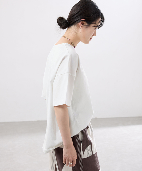 IENA(イエナ)の「《接触冷感》ボートネック オーバーサイズフォルムTシャツ(Tシャツ/カットソー・レディース・ホワイト/ブラック/チャコールグレー・FREE)」の15枚目の写真