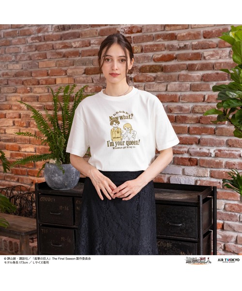 AIR TWOKYO(エアトゥーキョー)の「TVアニメ『進撃の巨人』 シーンイラストTシャツ 4(私は女王様だぞ!)(Tシャツ/カットソー・レディース・ホワイト系その他・SMALL/X-LARGE/LARGE/MEDIUM/XX-LARGE)」の1枚目の写真