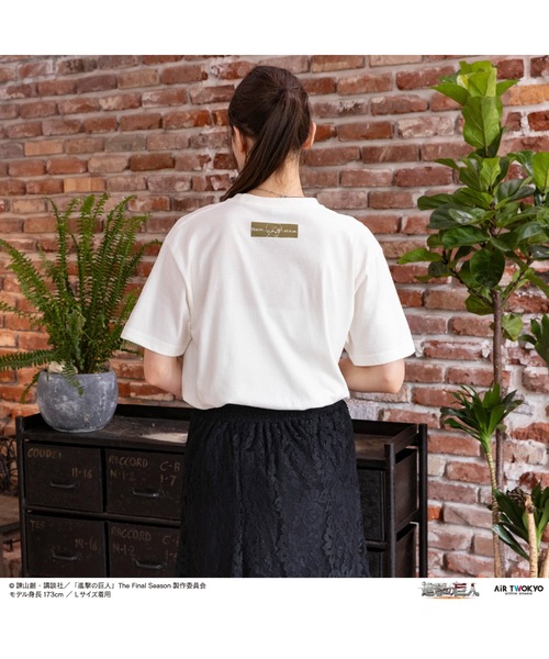 AIR TWOKYO(エアトゥーキョー)の「TVアニメ『進撃の巨人』 シーンイラストTシャツ 4(私は女王様だぞ!)(Tシャツ/カットソー・レディース・ホワイト系その他・SMALL/X-LARGE/LARGE/MEDIUM/XX-LARGE)」の4枚目の写真