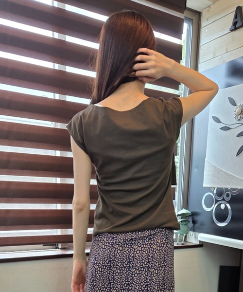 tolene(トレネ)の「アレンジ可能サイドリボン アシンメトリーネック フレンチスリーブトップス(Tシャツ/カットソー・レディース・ブラック/ホワイト/ブラウン・FREE)」の15枚目の写真