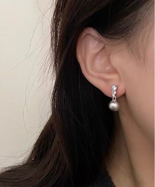 ALWAYS GOOD TIME(オルウェイズグッドタイム)の「キュービックビジューパールピアス/上品きらめく縦ラインデザイン(ピアス(両耳用)・レディース・シルバー・FREE)」の6枚目の写真