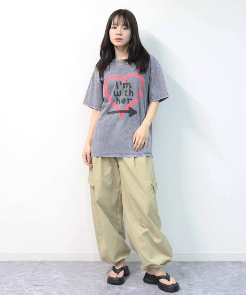 GARAGE MADE（ガレージメイド）の「レディースM～Lサイズ　ユニセックス　ピグメントプリント　BIG　Tシャツ　I’M WHITH HER（Tシャツ/カットソー・レディース・ブルー/ブラック/ピンク/グリーン/アイボリー/グレー・S）」の17枚目の写真