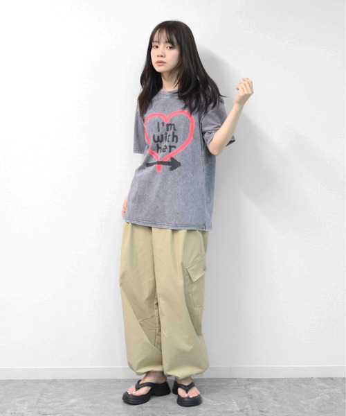 GARAGE MADE（ガレージメイド）の「レディースM～Lサイズ　ユニセックス　ピグメントプリント　BIG　Tシャツ　I’M WHITH HER（Tシャツ/カットソー・レディース・ブルー/ブラック/ピンク/グリーン/アイボリー/グレー・S）」の11枚目の写真
